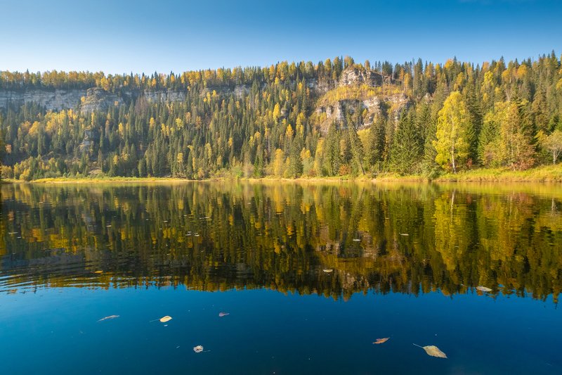 осень, река, скалы Осень на реке фото превью