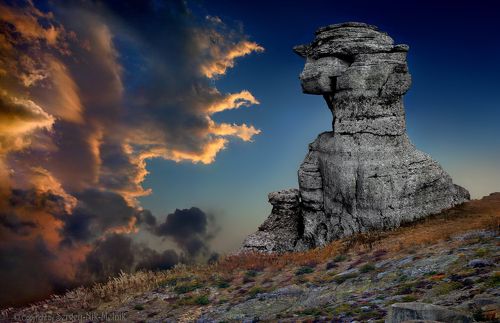 Каменные идолы просыпаются по вечерам…