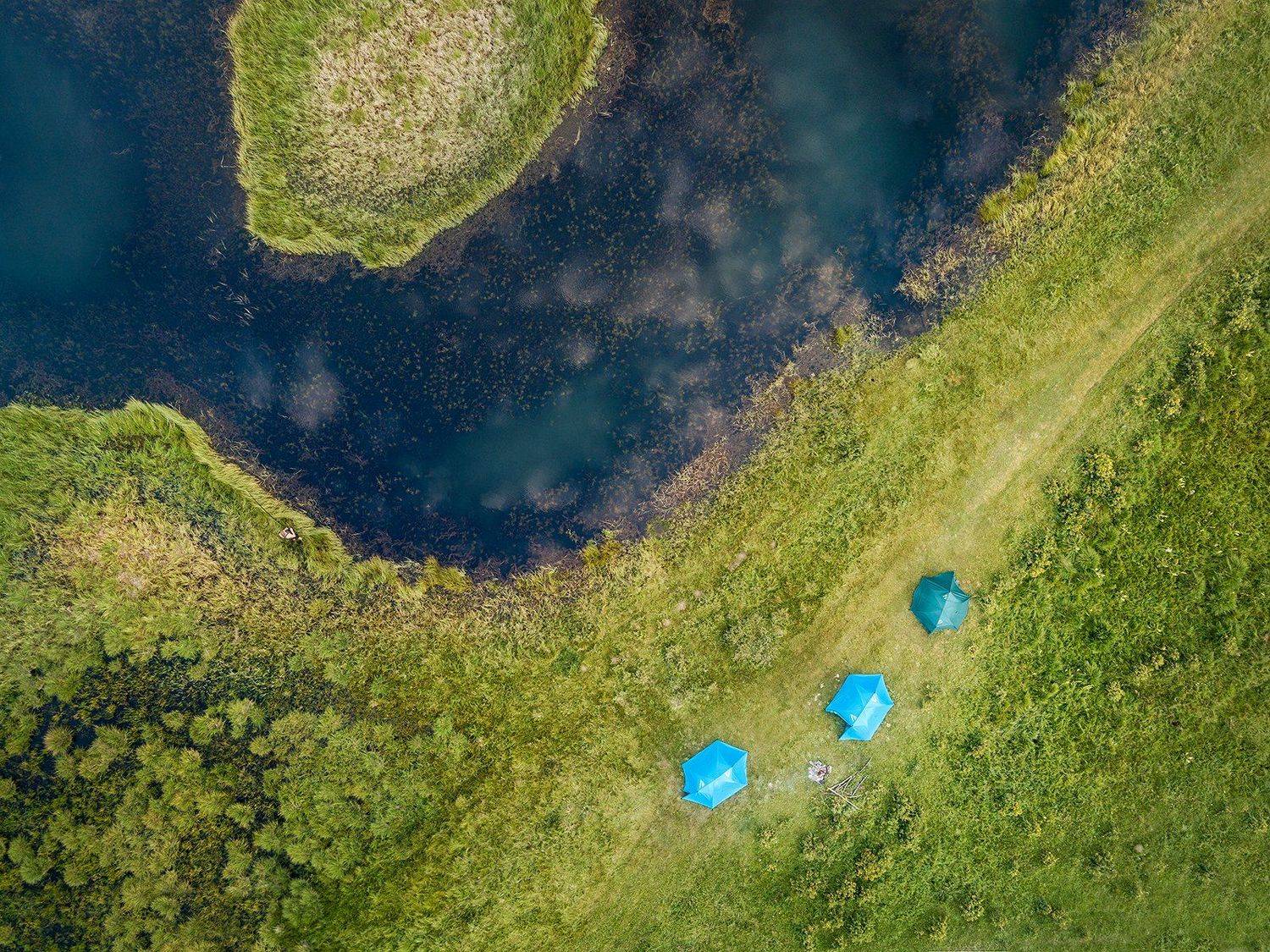 пейзаж, природа, озеро, палатка, берег, болото, трава, сверху, аэрофотосъемка, дрон, квадрокоптер, Алтай, Джангызколь, Ештыколь, урочище, Северо-Чуйский, хребет, рыбак, рыбалка, Дмитрий Антипов