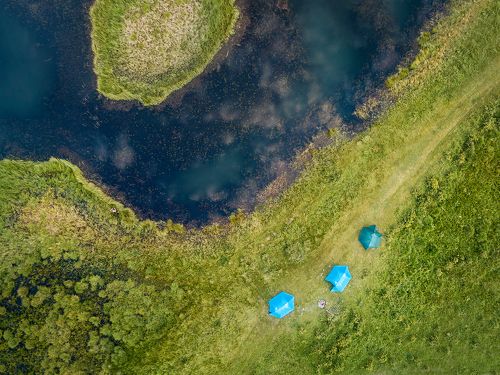 Три палатки у озера