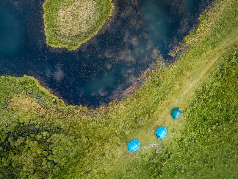 пейзаж, природа, озеро, палатка, берег, болото, трава, сверху, аэрофотосъемка, дрон, квадрокоптер, Алтай, Джангызколь, Ештыколь, урочище, Северо-Чуйский, хребет, рыбак, рыбалка Три палатки у озера фото превью