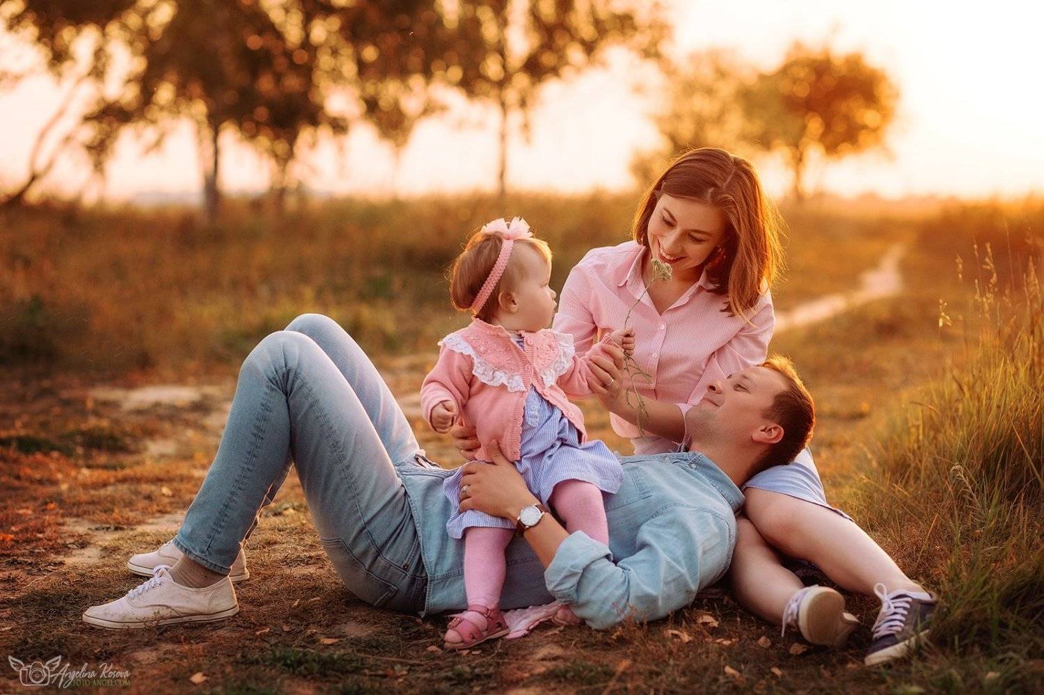 семья, любовь, закат, поле, цветы, лето, вечер, мама, папа, дочь, девочка, розовый, оранжевый, голубой, счастье,, Ангелина Косова