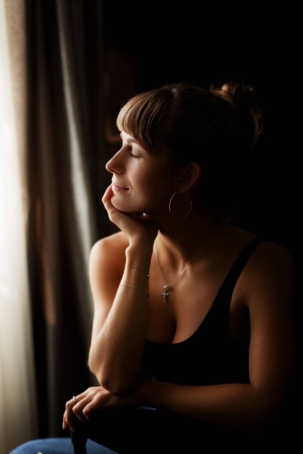 женскийпортрет, низкийключ, рукивкадре, дневнойсвет, Елена Шпагина