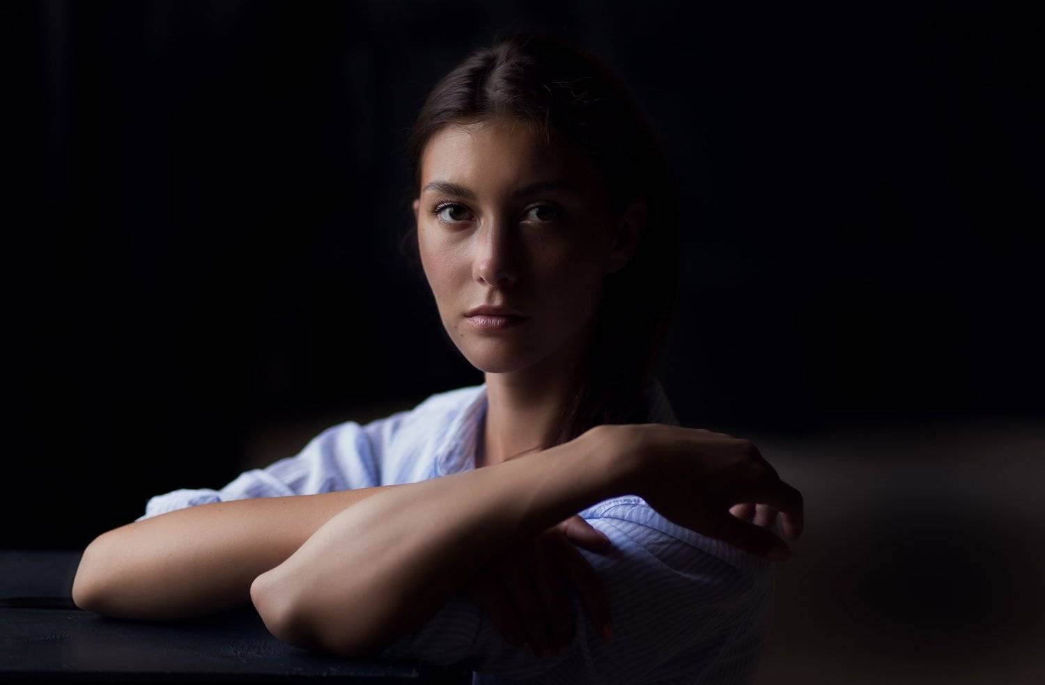 женскийпортрет, низкийключ, рукивкадре, Елена Шпагина