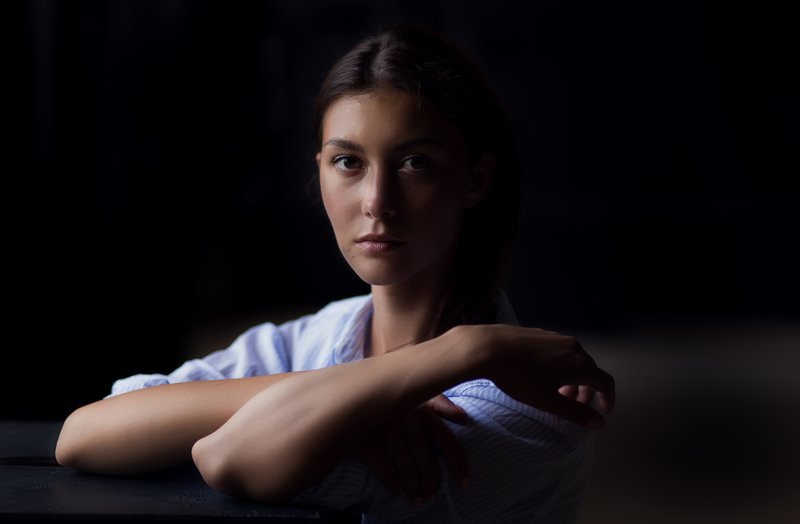 женскийпортрет, низкийключ, рукивкадре Рита фото превью