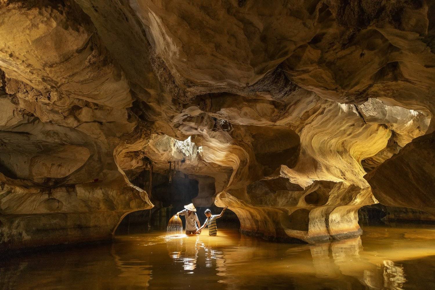 vietnam, fishing, cave, Natnattcha Chaturapitamorn
