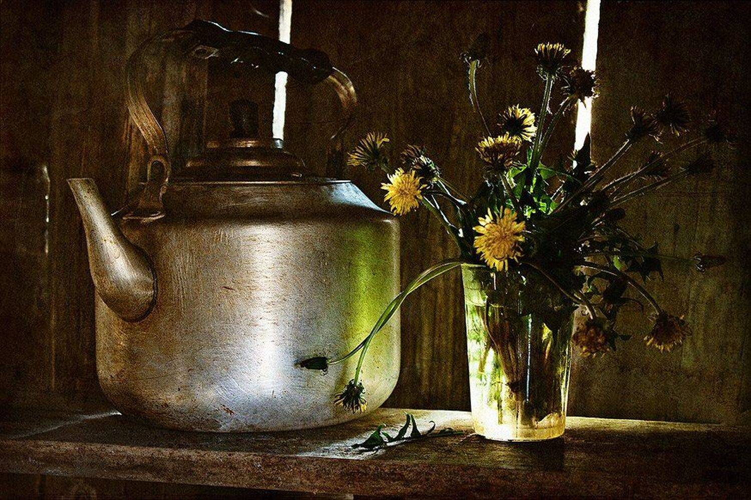 одуванчики, старый чайник, весна., Морозова Оксана