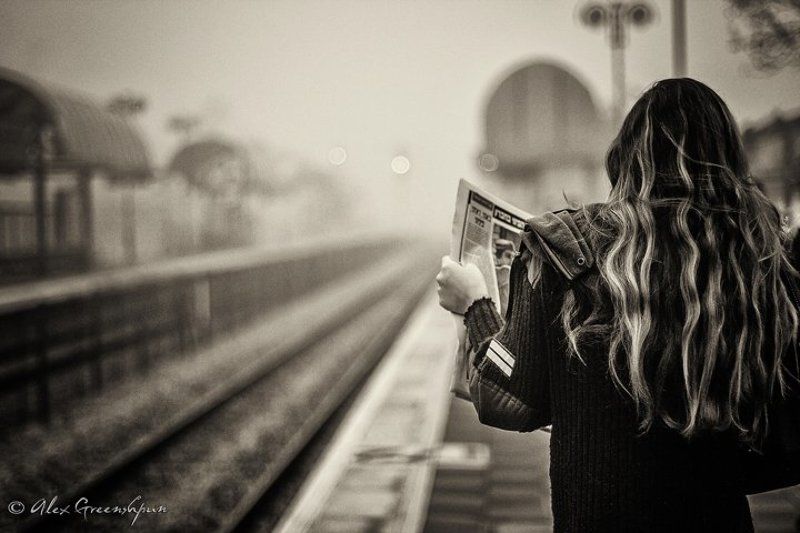waiting, train, train station, monochrome, b&w, girl, woman, reading, paper, ожидание, утро, газета, девушка, поезд, станция, туман Waiting (Ожидание) фото превью