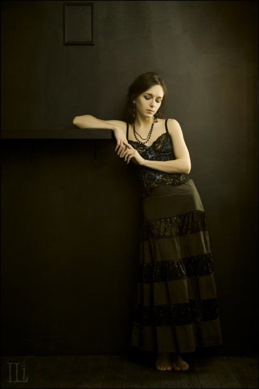 девушка, черная комната Black фото превью