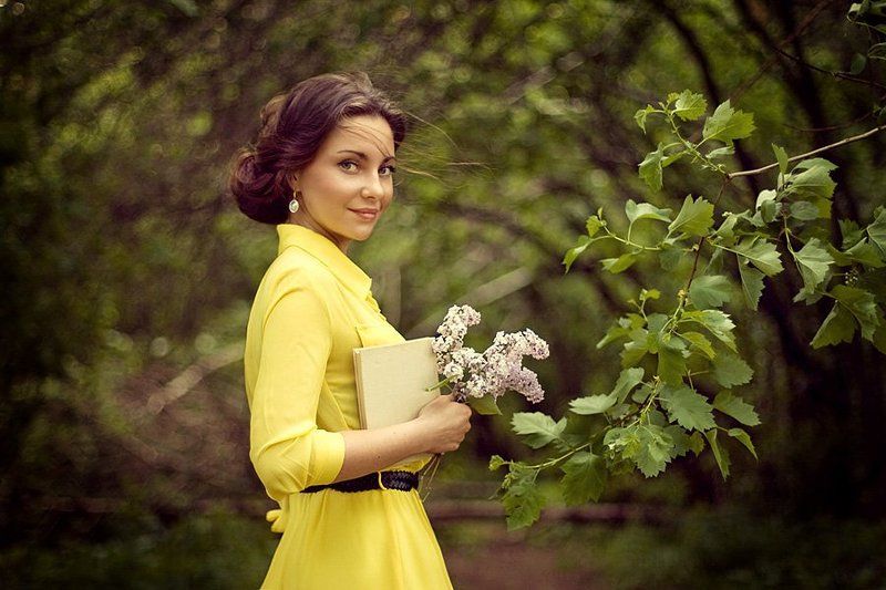 она читала книгу *Мастер и Маргарита*photo preview