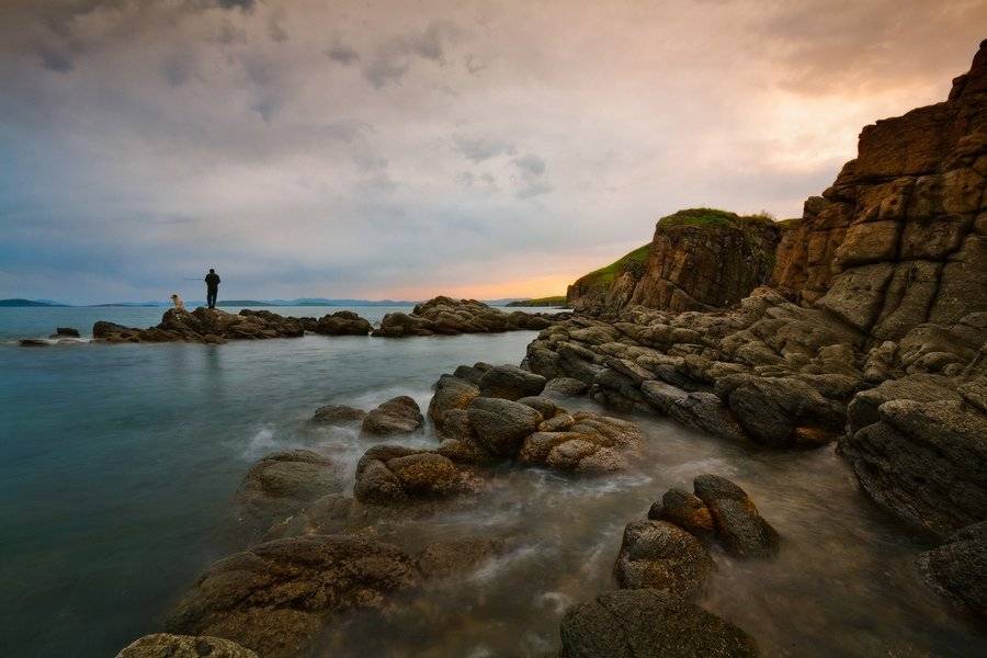 вечер, рыбак, собака, море, скалы, закат, Андрей Кровлин