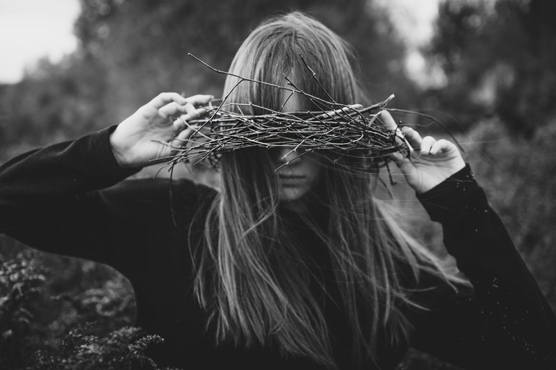 Осень, ветки,ветер,волосы,без цвета, девушка,холод,крупно,портрет. Осень знает что делать с цветами фото превью