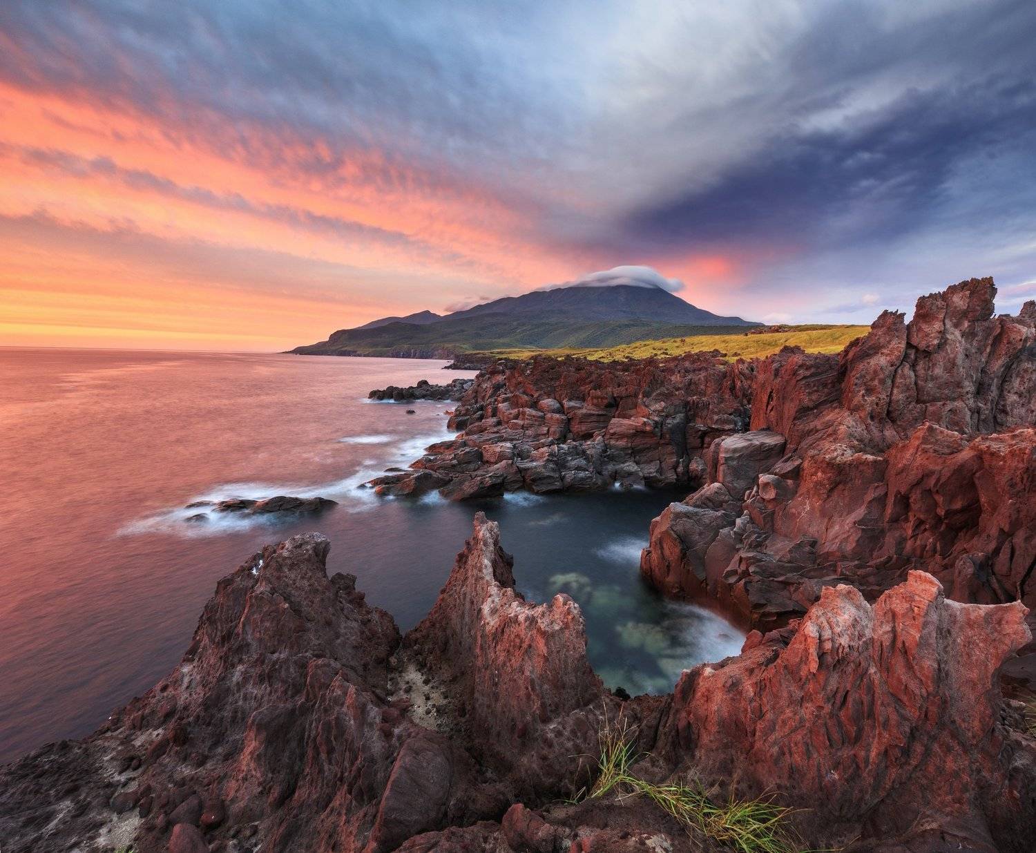 2019, россия, пейзаж, закат, море, берег, волны, вулкан, небо, облака, закат, трава, итуруп, янкито, курилы, Денис Лукьяненко