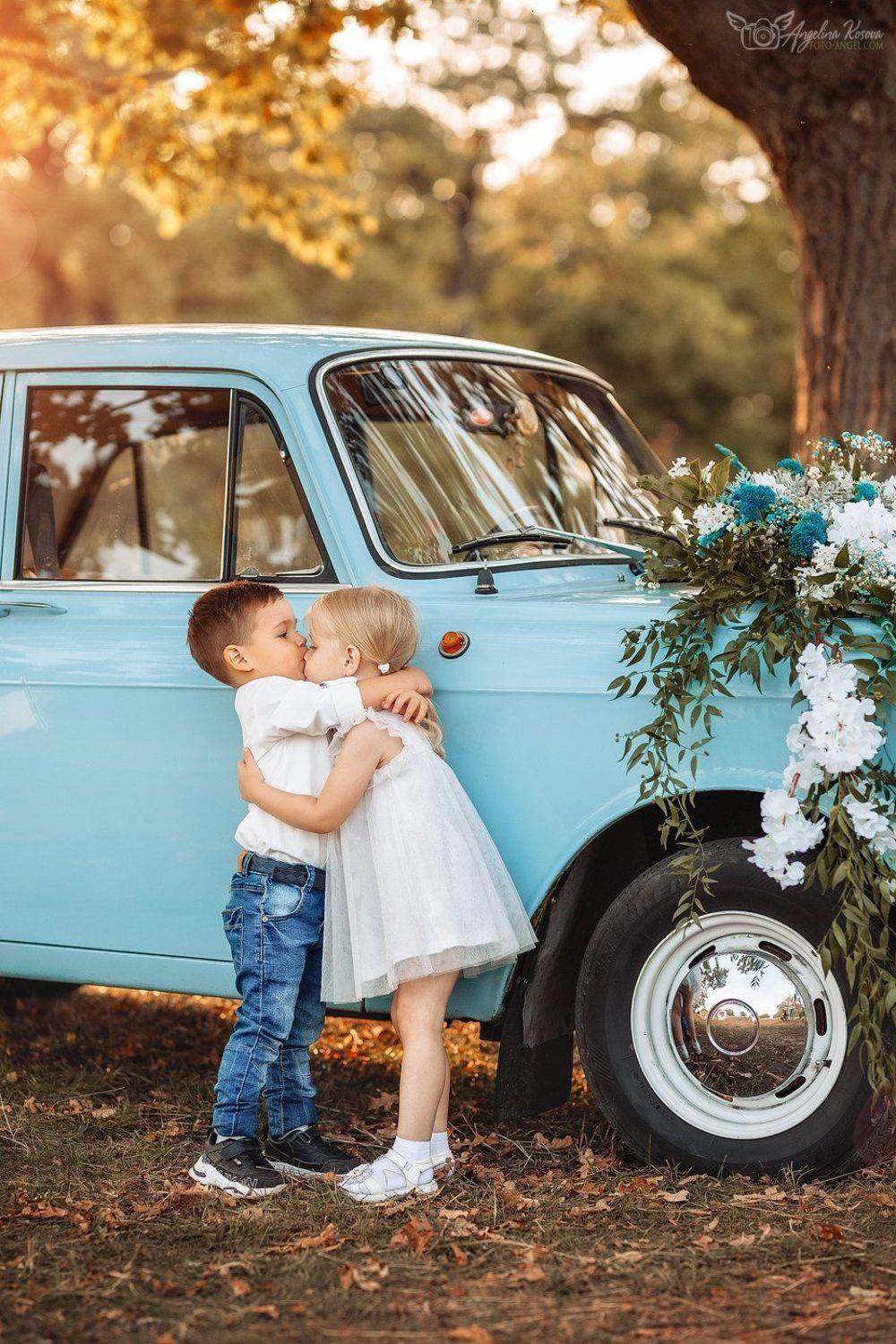 дети, девочка, мальчик, машина, голубой, вечер, природа, платье, белый, солнце, дерево, поцелуй, , Ангелина Косова
