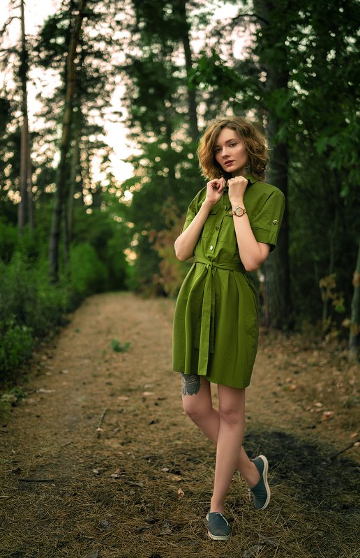 девушка, зеленый, лес, прогулка, тропа, платье, рыжая, часы, стиль, красота, тату, татуировка, красота, красивая, хвойные, сосны, елки, любительское Девушка в Зеленом фото превью