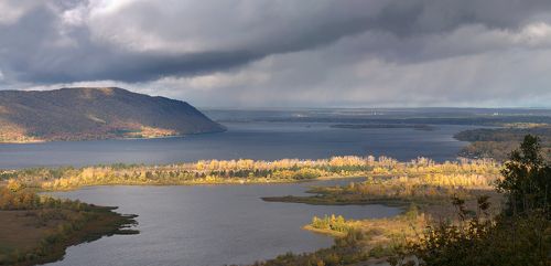 Осенний вид на Волгу и Жигулёвские горы возле Самары