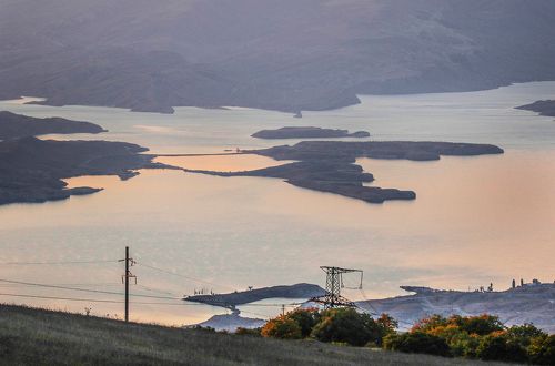 Чиркейское водохранилище на рассвете.