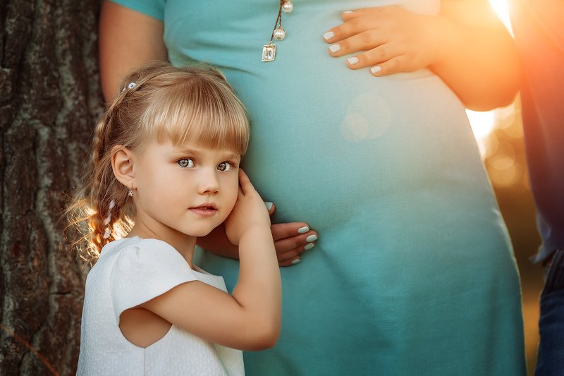 беременность, девочка, брат, сестра, блик, солнце, вечер, закат, портрет, глаза  фото превью