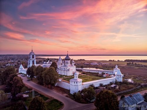 Закат над монастырём