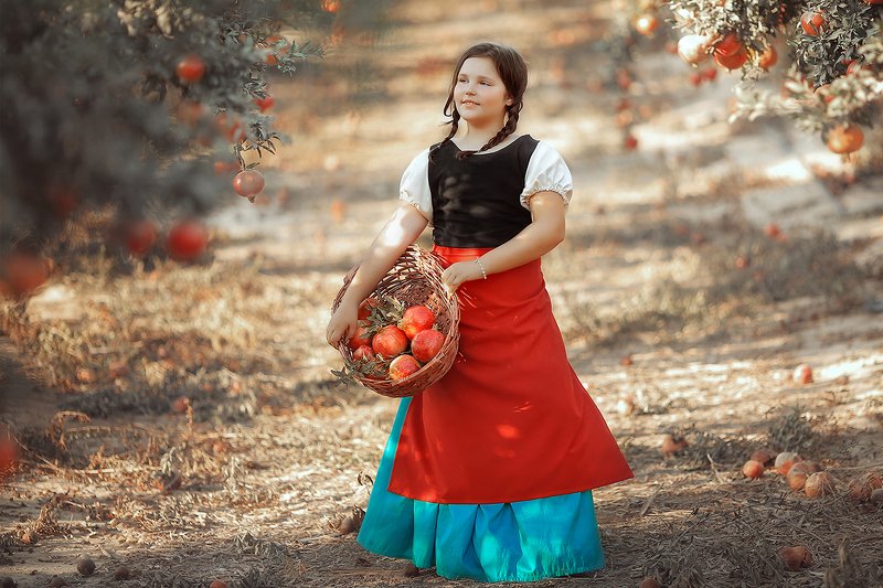 Девочка с гранатами фото превью