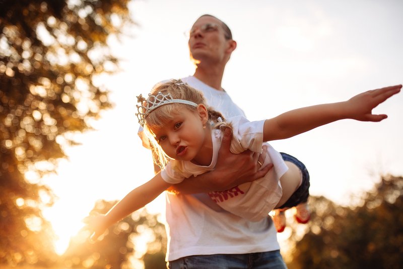 папа, дочь, самолет, полет, солнце, вечер, закат, лето, осень,   фото превью