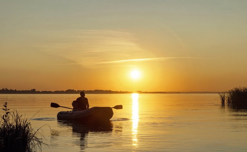 закат, вода, река, Волга, лодка, рыбак, вечер Возвращение фото превью