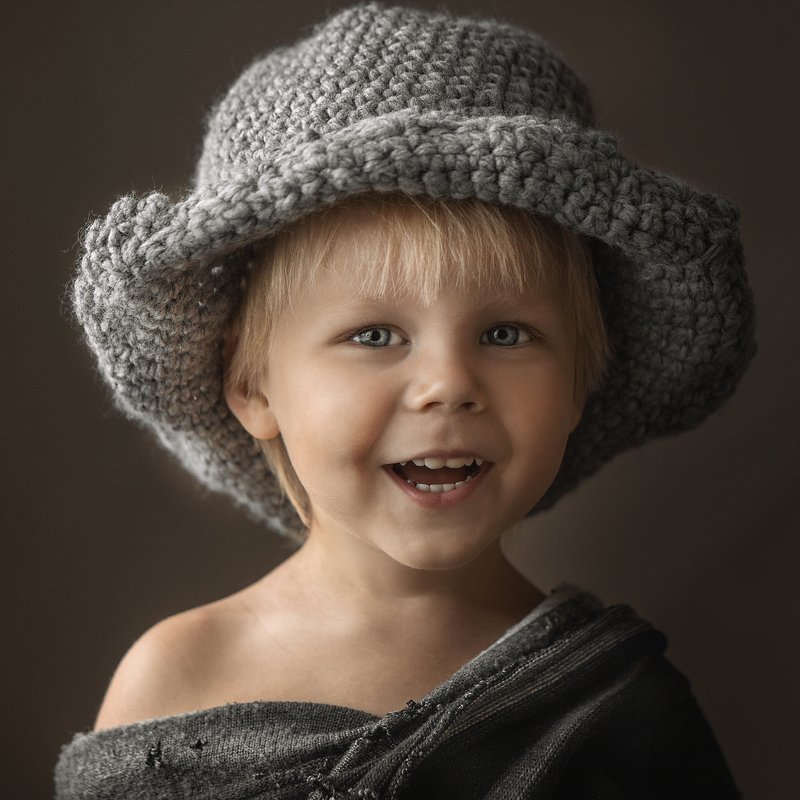дети, детская фотография, портрет, мальчик, персонаж, смех, взгляд, детский портрет Маленький Гек фото превью