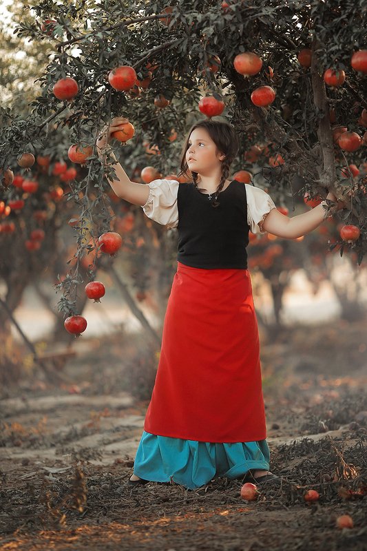 Девочка с гранатами фото превью