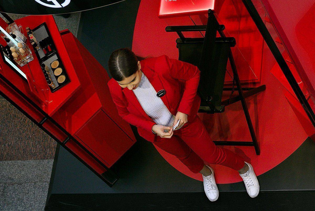 цветной  город, цвет красный, уличная фотография, люди, гум магазин, Vera Trandina