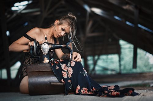 девушка шьет платье