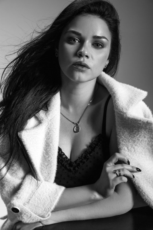 девушка, портрет, красота, любовь, внимание, чувства, волосы, ветер, пальто,  ощущения Даша фото превью