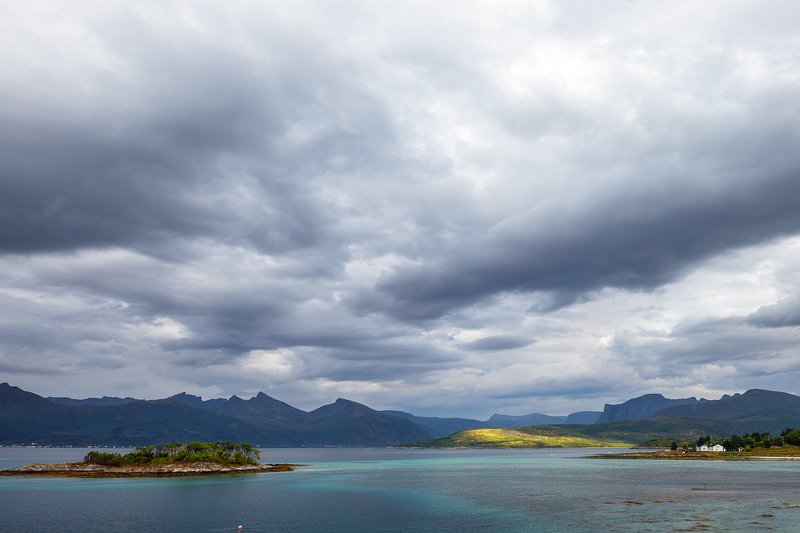 Желтый луч на дальнем берегу фото превью