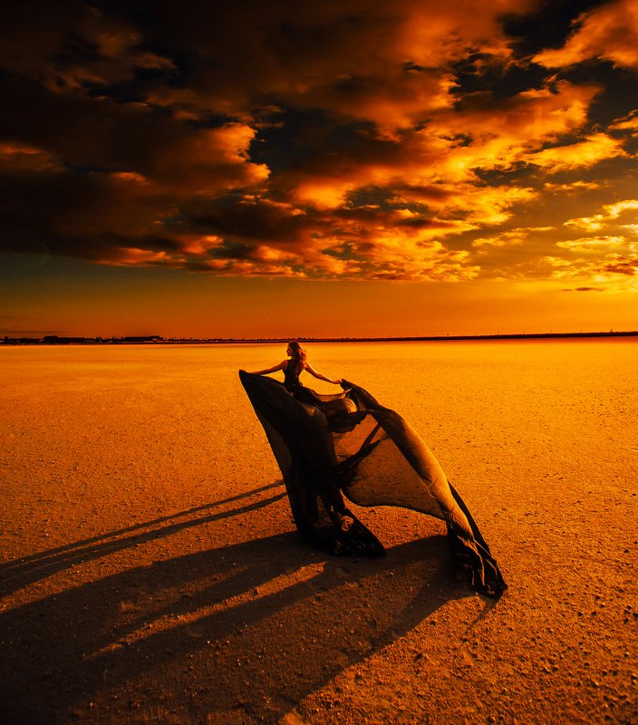 девушка пустыня закат облака Огненный ветер фото превью