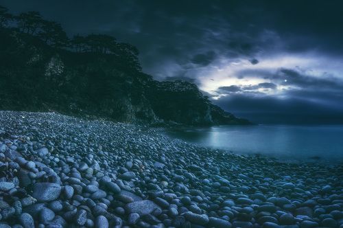 В лунном сиянии.