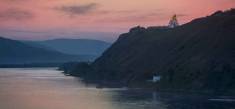 природа, пейзаж, город, река, храм, утес, горы, крутой, склон, надводой, купола, вечер, закат, енисей, красноярск, сибирь Купола на берегу Енисея фото превью