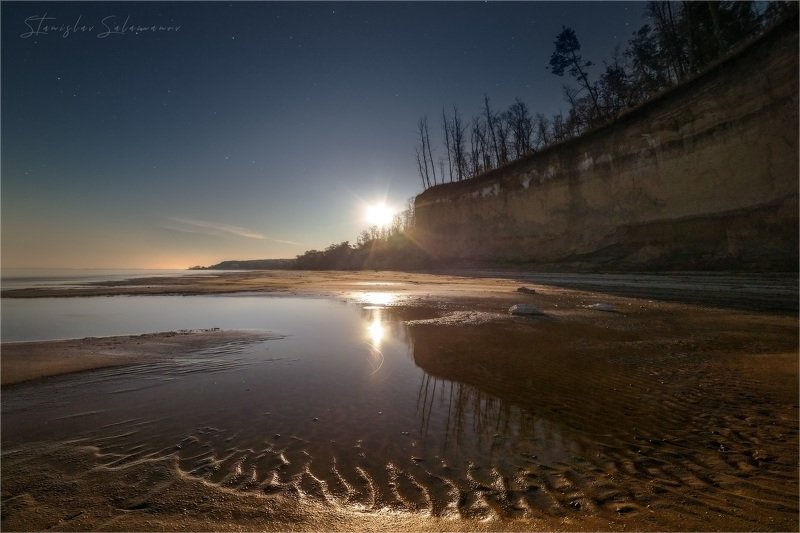 ночь, берег, пляж, отлив, лес, отражения, кручи, звезды, пейзаж Лунная ночь фото превью