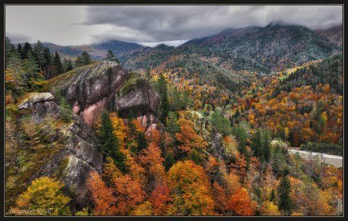 Красные скалы над мутной Лабой...