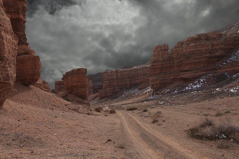 тучи, каньон, песчаные скалы. Кажется дождь начинается. фото превью