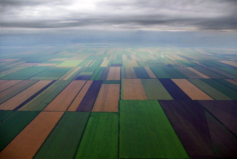 Геометрия полей пасмурным днем фото превью