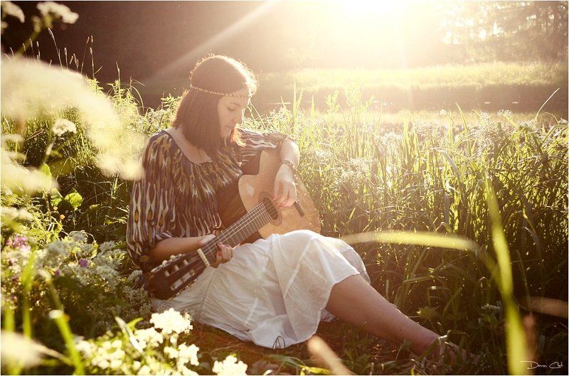 девушка, вечер, солнце, травинки, цветы, гитара, музыка Жизнь - это музыка, которая звучит в нас.. фото превью