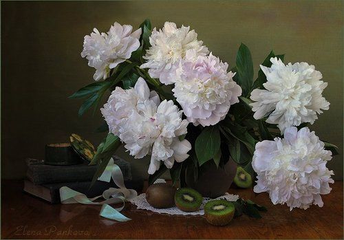 Белые пионы и киви