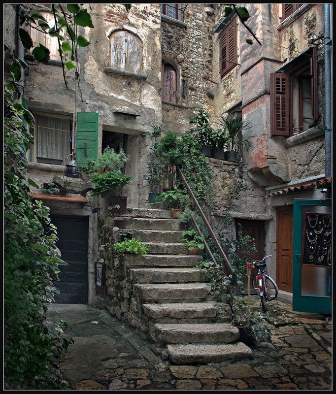 Старый двор фото превью