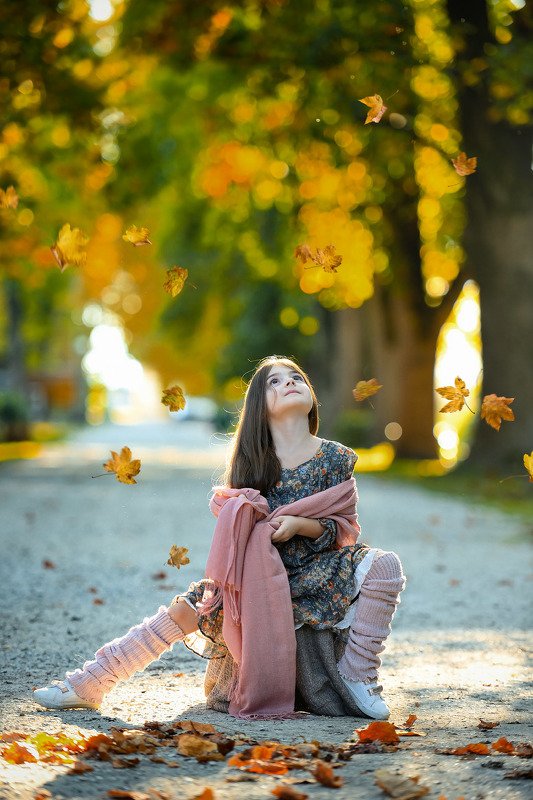 девочка осень парк Дуновение ветра фото превью