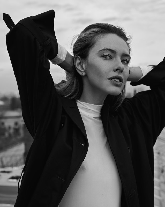 girl, outdoor, b&w, black and white, autumn, roof, moscow, model, fashion model, natural light Vita фото превью