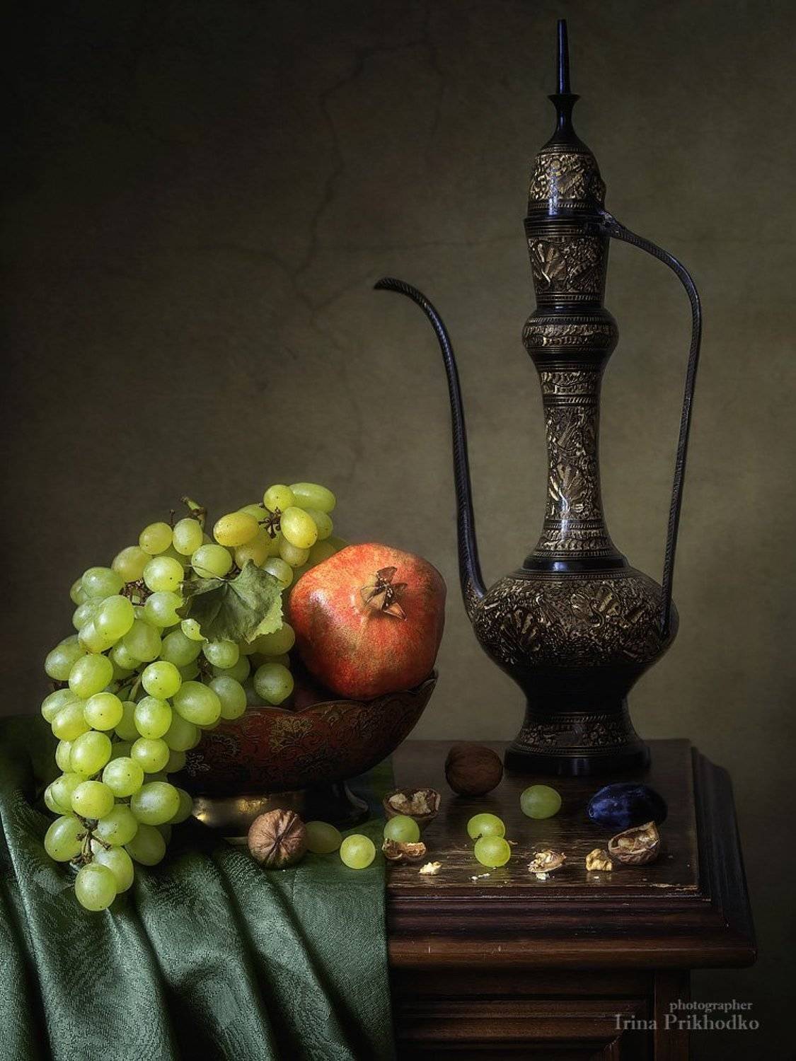 натюрморт, гранат, виноград, восточный кувшин, Ирина Приходько