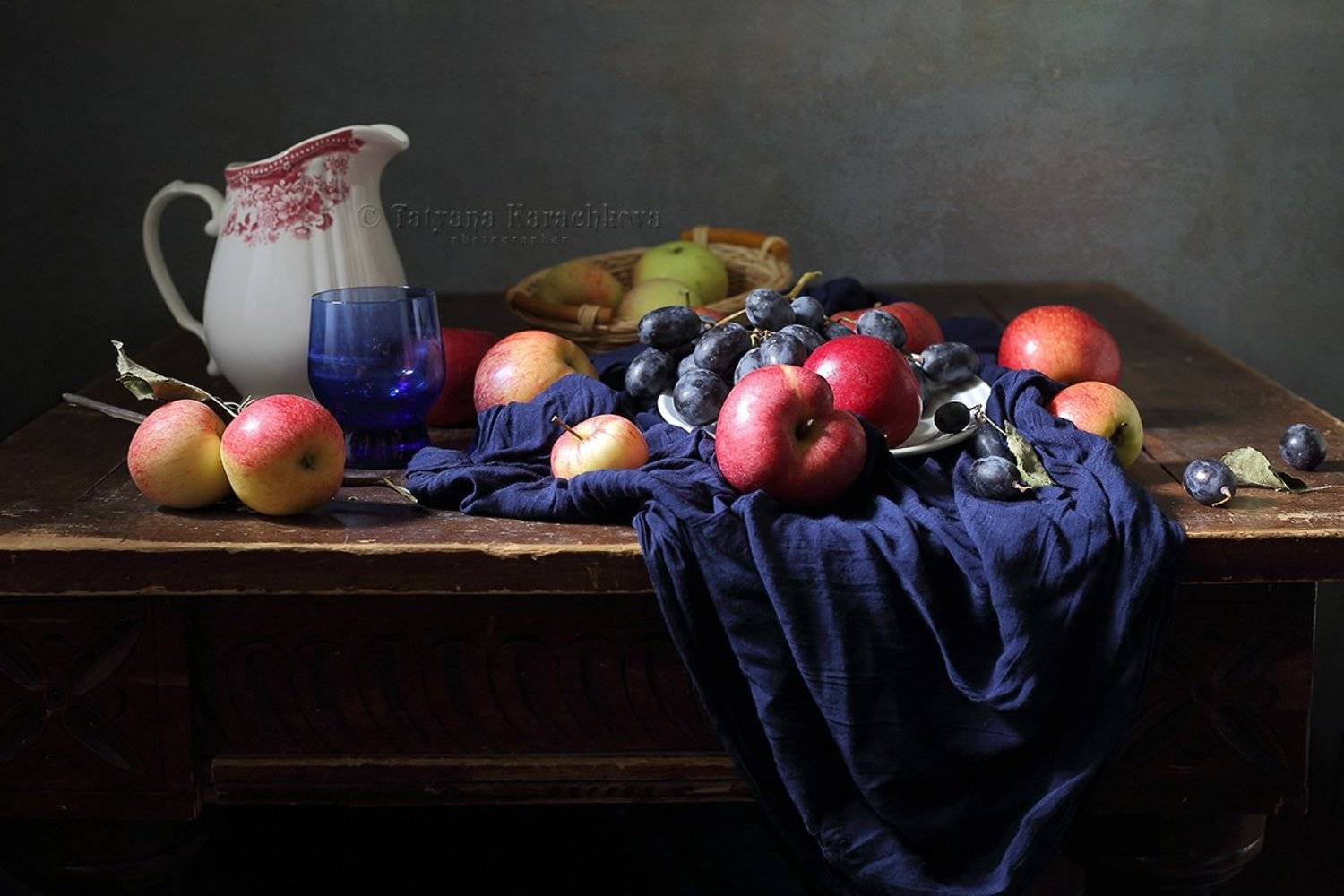 натюрморт, яблоки, виноград, осень, кувшин, Tatyana Karachkova