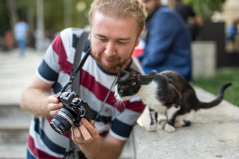 Фотограф с моделью просматривают отснятый материал фото превью
