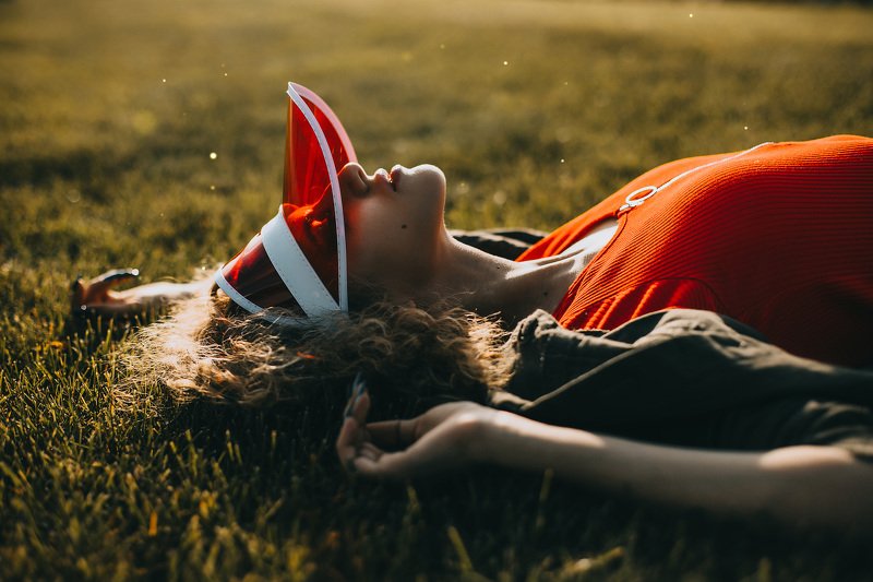 девушка, свет, солнце, портрет, красный, улица, москва, трава Уставшая в мечтах фото превью