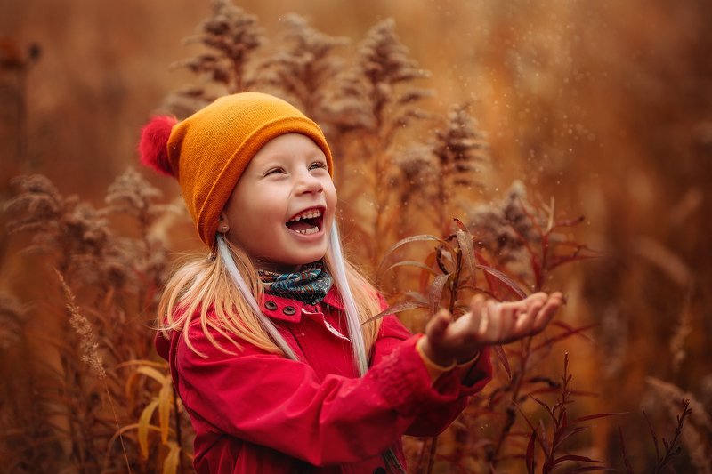 девочка, осень, оранжевый, смех, эмоция, радость  фото превью