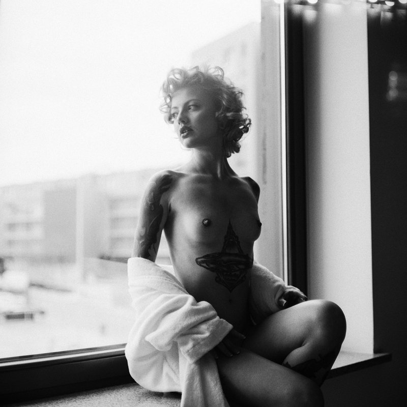 akt, nude, analog, pentacon six, women, topless, fineart, eyes, 6x6, bw, Sofia фото превью